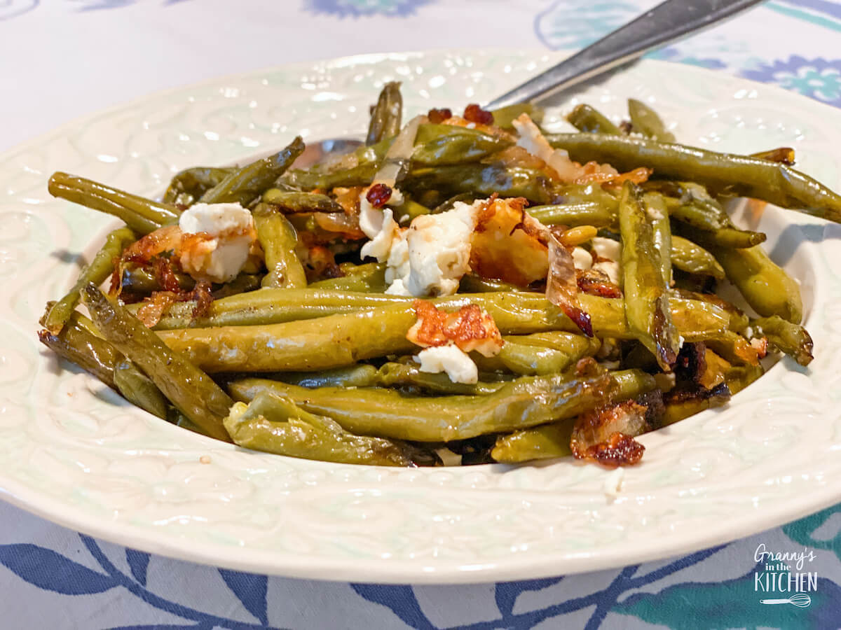 sautéed green beans with feta cheese and onions