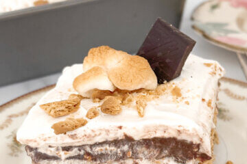 layered s'mores cake with text overlay "S'Mores Icebox Cake"